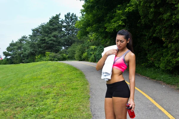 Mulher descansa depois de correr — Fotografia de Stock