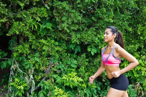 Fit mulher correndo na trilha da natureza — Fotografia de Stock