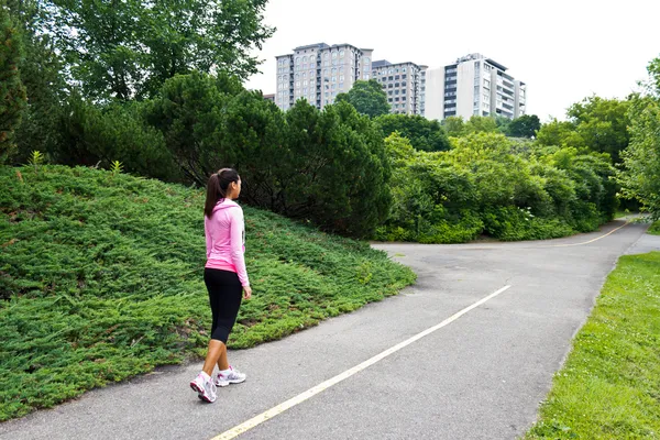 Mulher caminhando no caminho de jogging — Fotografia de Stock