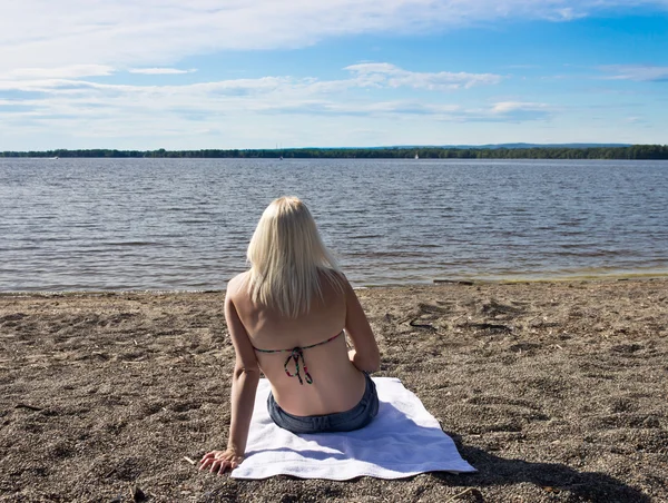Nuori nainen rentouttava rannalla — kuvapankkivalokuva