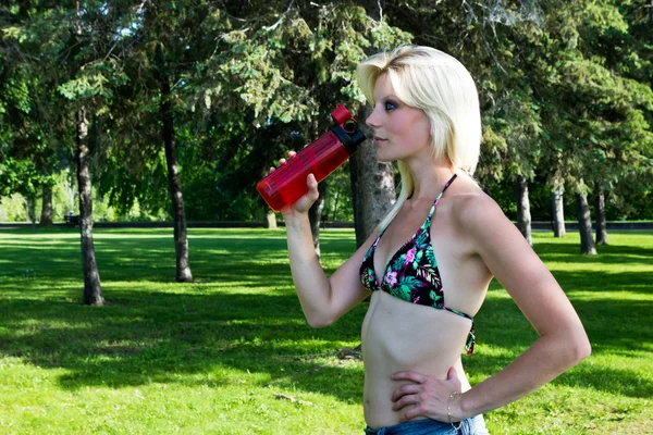 Jonge vrouw met water fles passen — Stockfoto