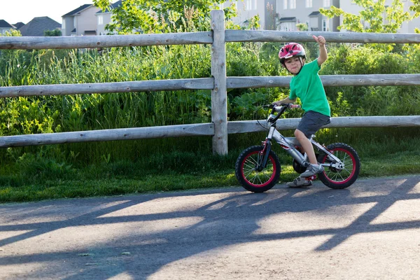 Barn cykla på cykelvägen i parken — Stockfoto