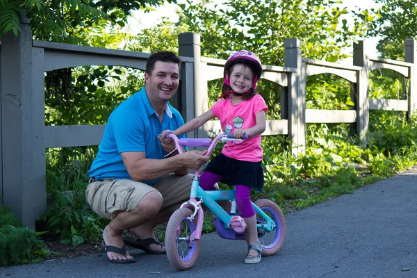Kind leren om te rijden een fiets met vader — Stockfoto