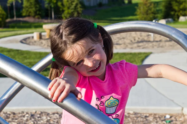 Criança brincando no parque — Fotografia de Stock