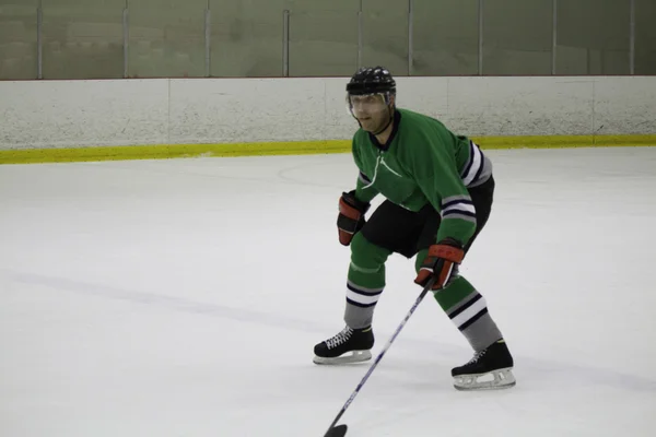 Jogador de hóquei no gelo patina para trás — Fotografia de Stock