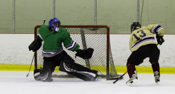 Portiere di hockey su ghiaccio fa un salvataggio — Foto Stock