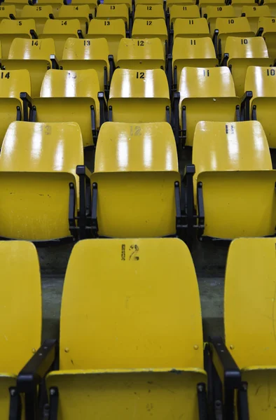 Asientos vacíos para espectadores en un estadio — Foto de Stock