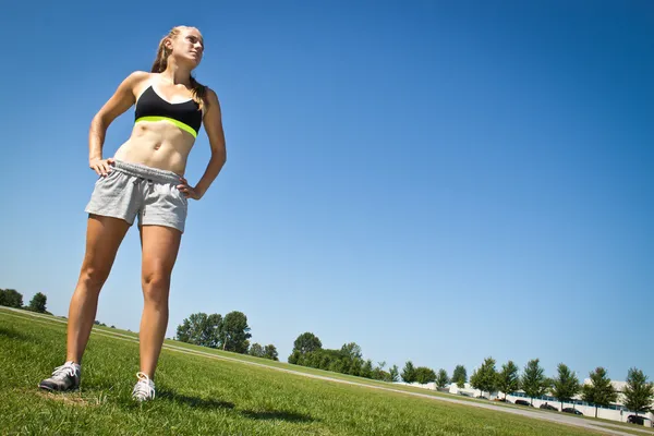 Fit, femme athlétique déterminée à atteindre ses objectifs — Photo