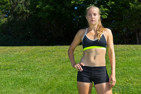 Mujer atlética en un sujetador deportivo y pantalones cortos — Foto de Stock