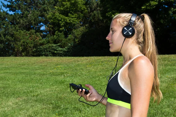 适合听音乐在锻炼期间的女人 — 图库照片