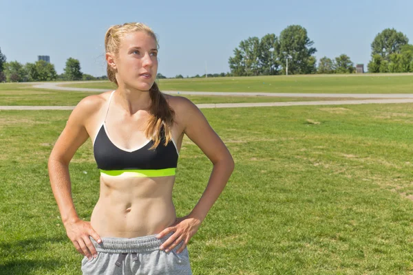 Past, bepaald atletische vrouw om haar doelen te bereiken — Stockfoto