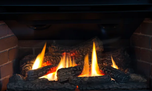 Kamin mit brennendem Feuer — Stockfoto