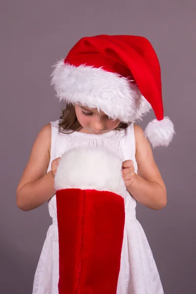 Bambina guardando nella sua calza di Natale — Foto Stock