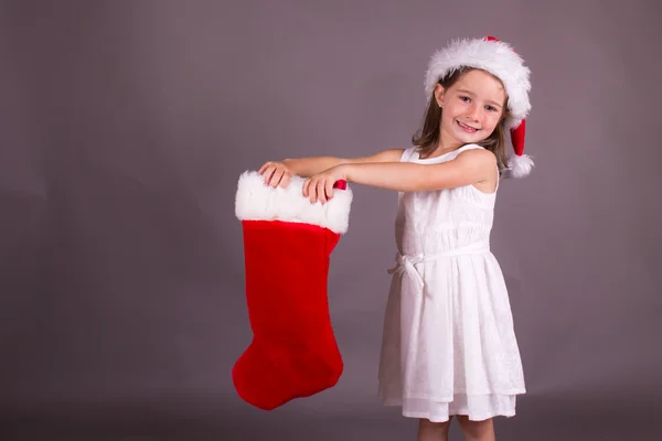 小さな女の子と彼女のクリスマスのストッキング — ストック写真