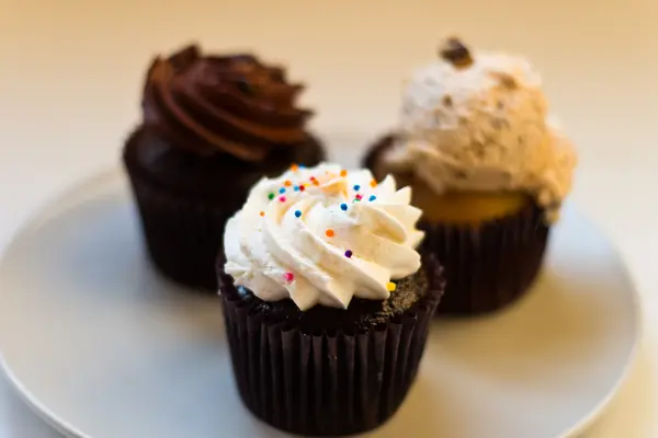 Gruppe von Schokolade-Cupcakes — Stockfoto
