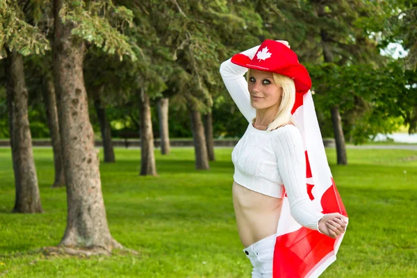 Сексуальна молода жінка Канадський з червоним ковбойському капелюсі і Прапор Канади — стокове фото