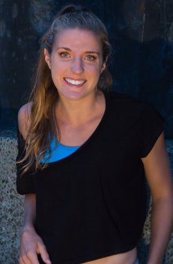 kamera için seksi kadın gülümsüyor