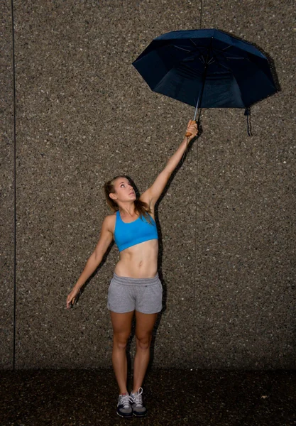 傘を持った女性を合わせてください。 — ストック写真
