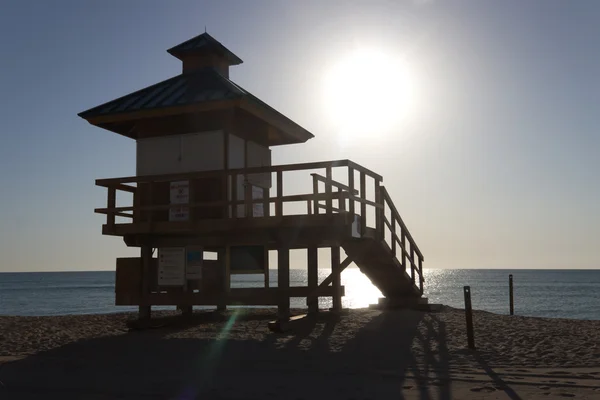 Rettungsschwimmhütte am sonnigen Inselstrand, Florida — Stockfoto