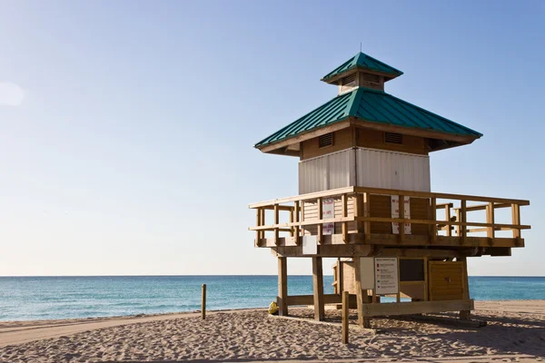 Rettungsschwimmhütte am sonnigen Inselstrand, Florida — Stockfoto