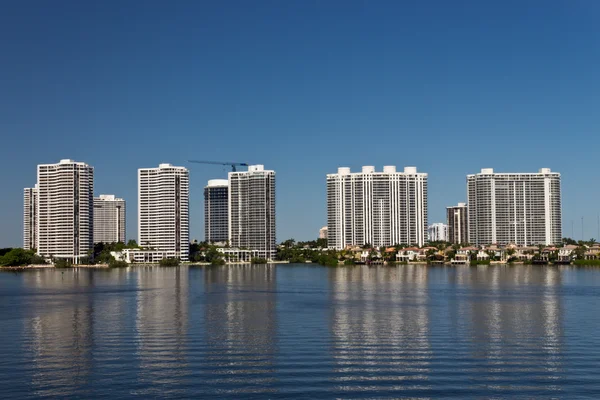 Edifícios de condomínio em Miami, Flórida . — Fotografia de Stock