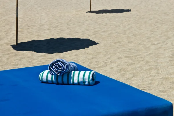 Toalhas de praia em um resort de praia — Fotografia de Stock