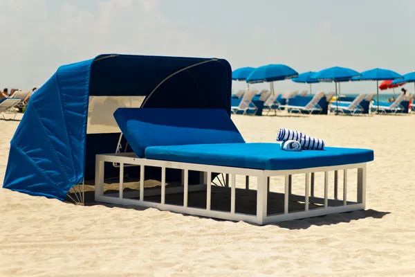 Luxuriöses Strandbett mit Baldachin am Sandstrand — Stockfoto