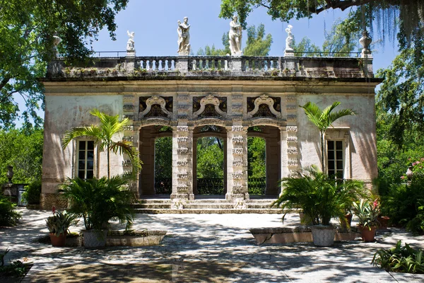 Edifício em um jardim ornamental — Fotografia de Stock