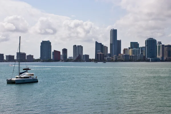 El horizonte de Miami en un día soleado — Foto de Stock