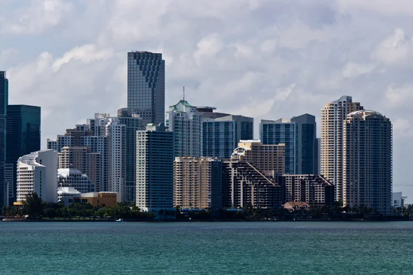 Miami skyline em um dia ensolarado — Fotografia de Stock