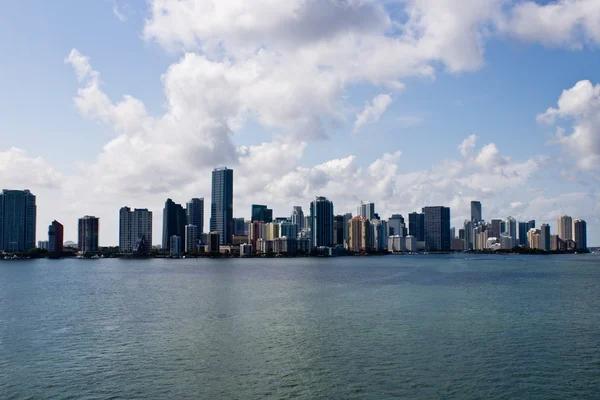 Miami skyline op een zonnige dag — Stockfoto