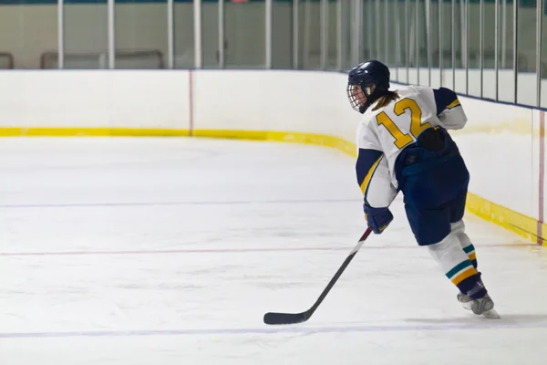 Female ice hockey player in game action — Stock Photo, Image