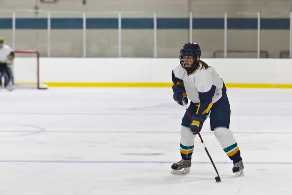 Female ice hockey player in game action — Stock Photo, Image