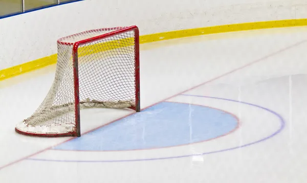 Rete da hockey su ghiaccio in un'arena — Foto Stock