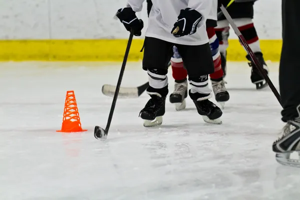 Équipe de hockey sur glace des jeunes à l'entraînement — Photo