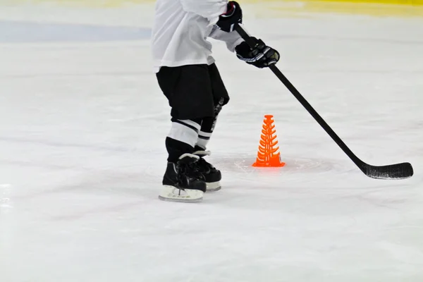 Kind bij ice hockey praktijk — Stockfoto