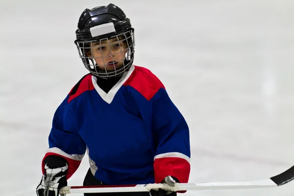 Niño jugando hockey sobre hielo — Foto de Stock