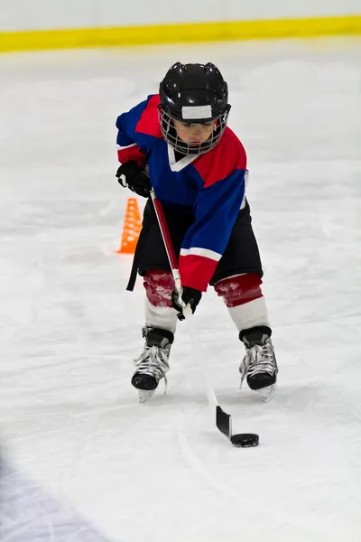 Ragazzo all'allenamento di hockey su ghiaccio — Foto Stock