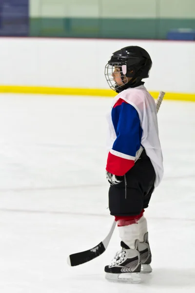 Niño jugando hockey sobre hielo —  Fotos de Stock