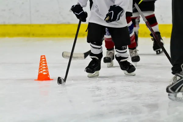 Ifjúsági jégkorong-válogatott a gyakorlatban Stock Kép
