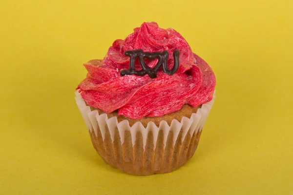 San Valentín cupcake sobre fondo amarillo con me encanta tu mensaje — Foto de Stock