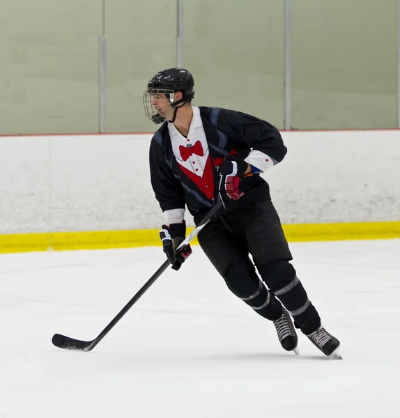 Mann spielt Eishockey — Stockfoto