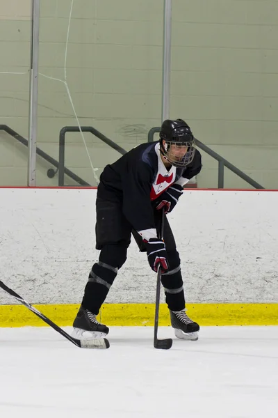 Hockeyspeler klaar voor de daling van de puck — Stockfoto