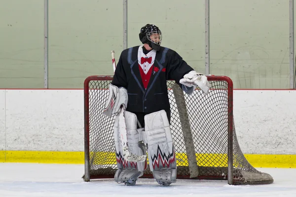 Gardien de but de hockey dans son filet — Photo