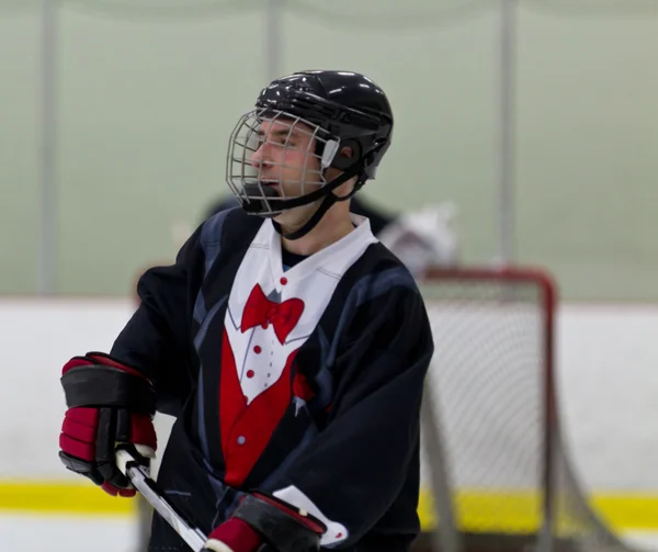 Hockeyathlet während eines Eishockeyspiels — Stockfoto