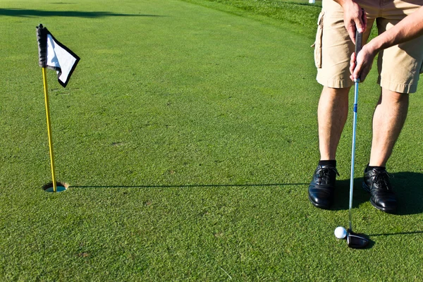 Golfista colocando a bola de golfe — Fotografia de Stock