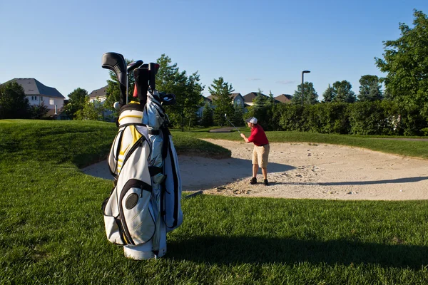 Golfista se prepara para bater a bola de golfe da armadilha de areia — Fotografia de Stock