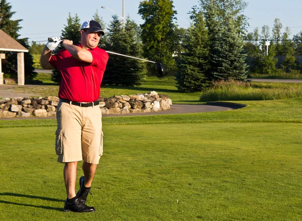 Golfista golpeando la pelota en el tee — Foto de Stock