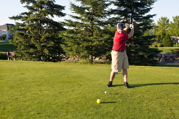 Golfista golpeando la pelota en el tee — Foto de Stock