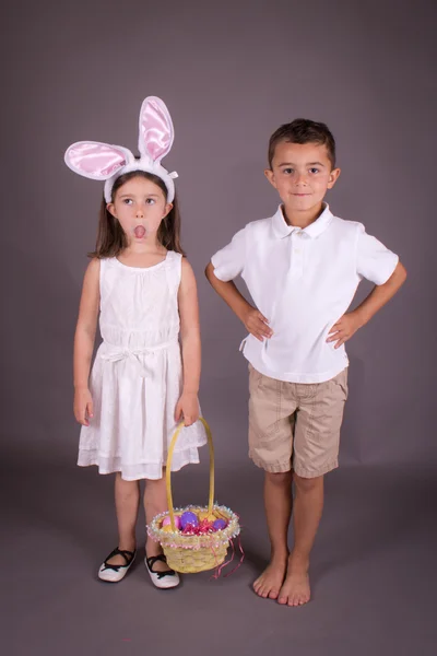 Chłopiec i dziewczynka z okazji Wielkanocy — Zdjęcie stockowe